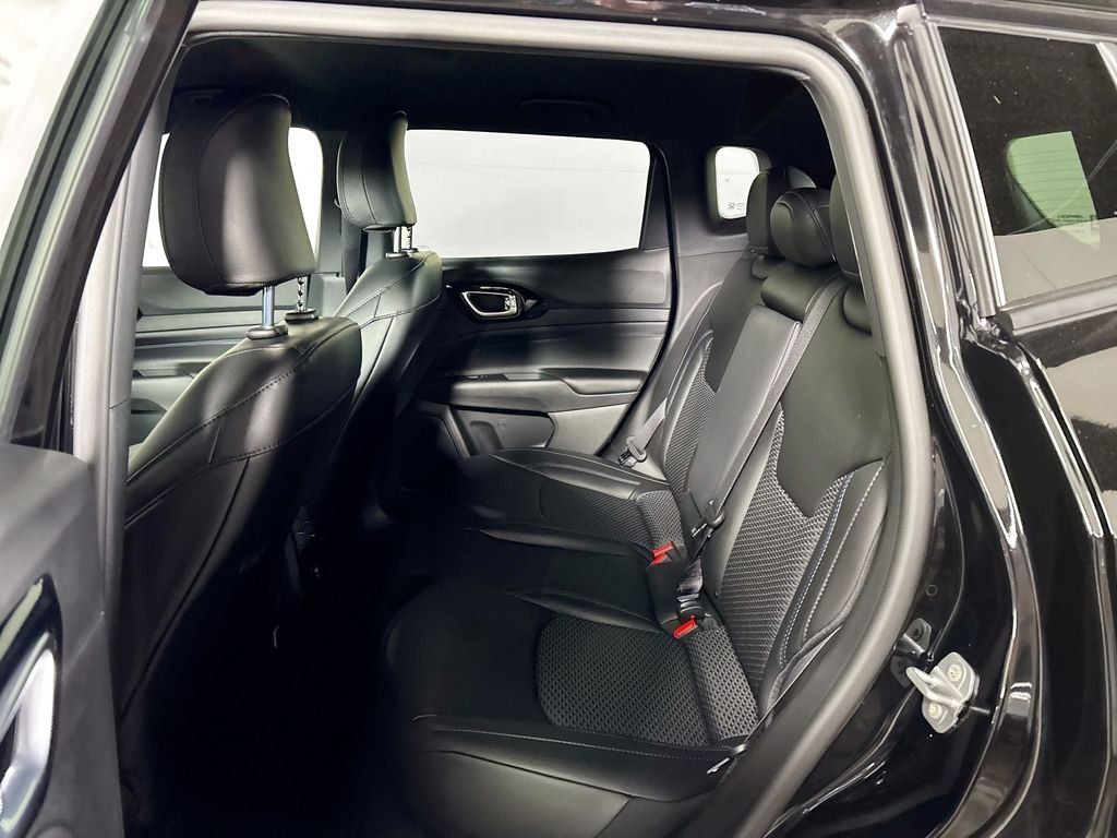 New 2026 Diamond Black Crystal Pearlcoat Jeep Latitude image 19