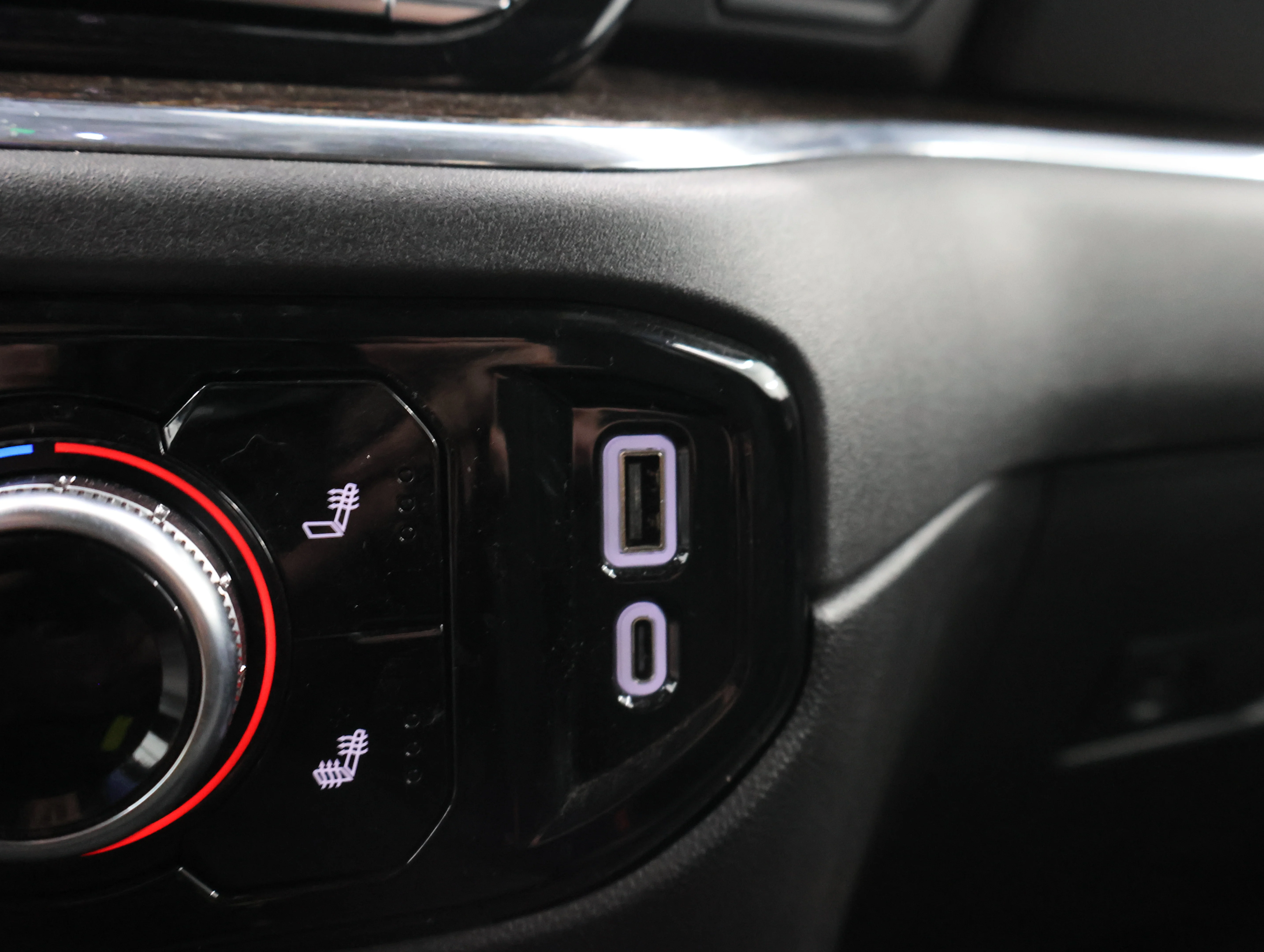 Used 2025 Summit White GMC SLE image 48