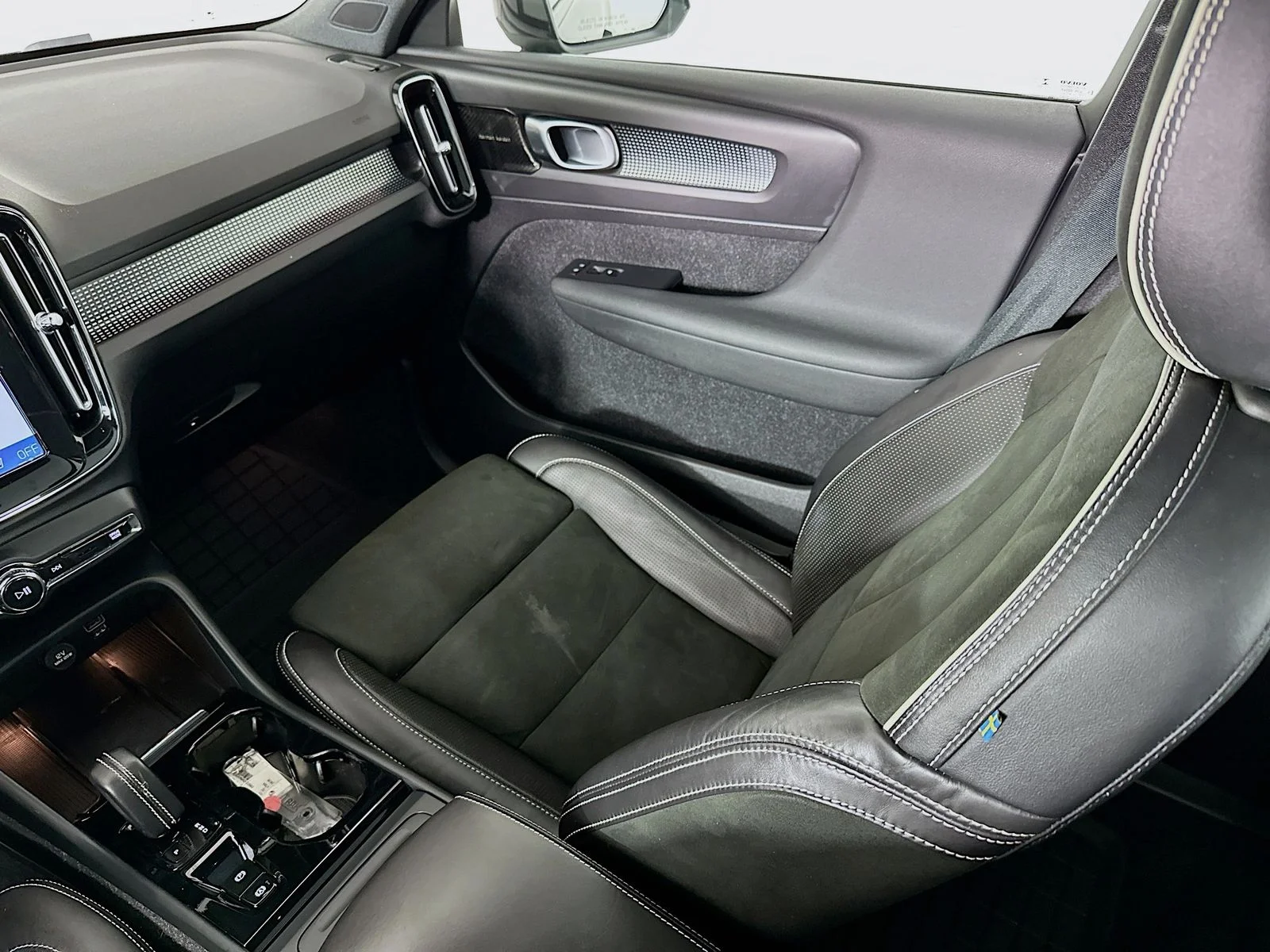 Used 2021 Black Volvo R-Design image 24