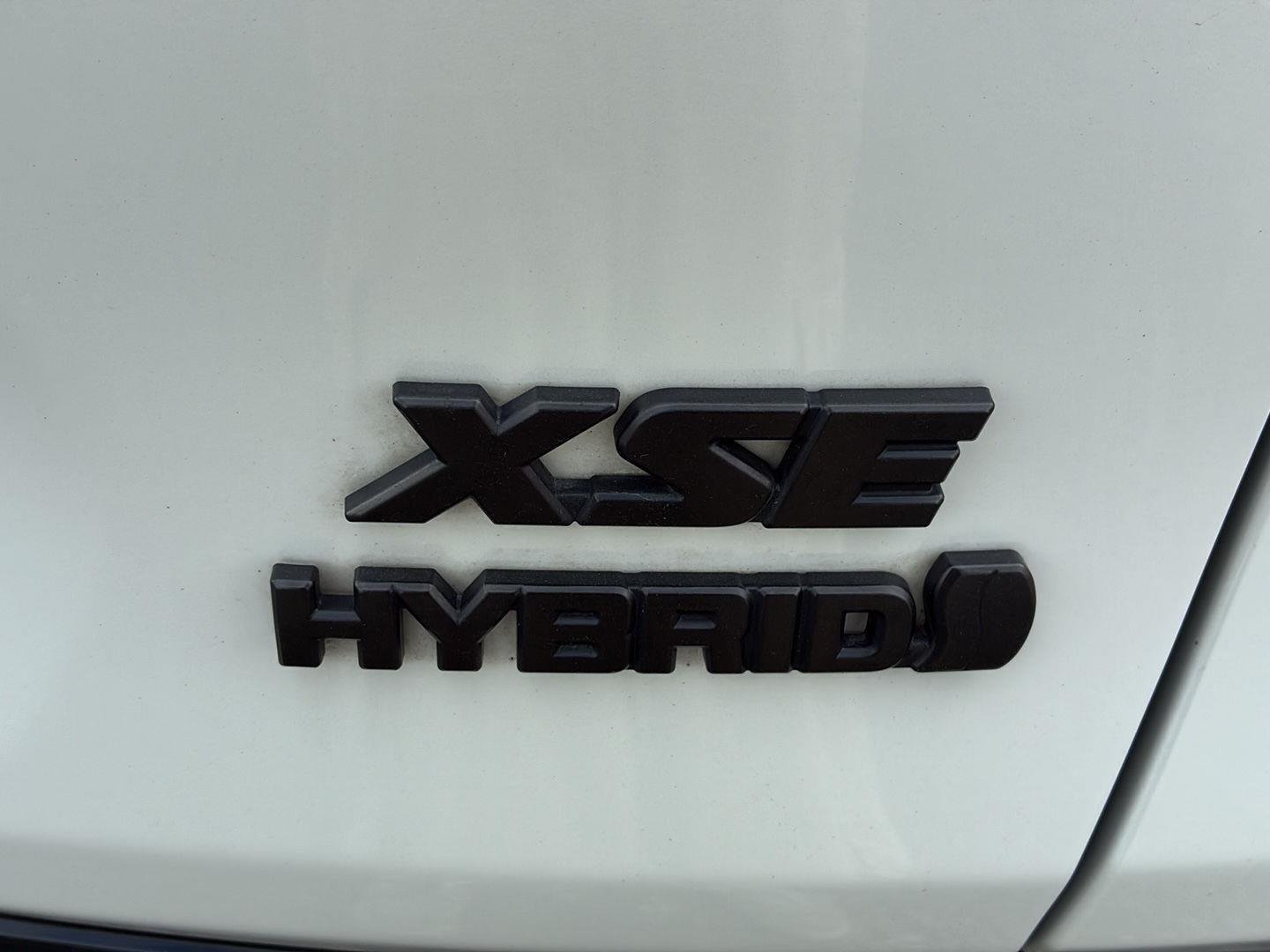 Used 2020 Blizzard Pearl w/Midnight Black Metallic Roof Toyota Hybrid XSE image 6