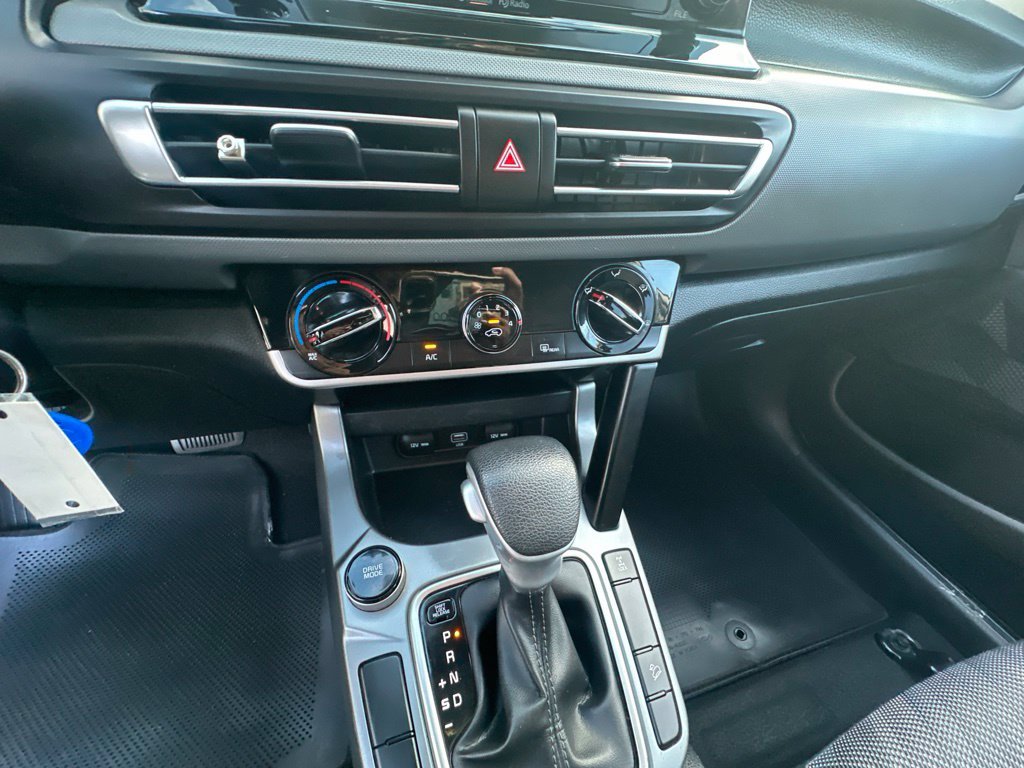 Used 2023 White Kia LX image 17