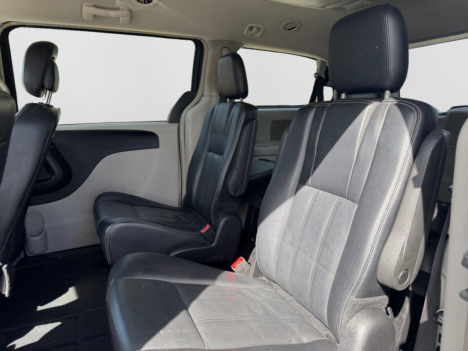 2015 Chrysler Town & Country Touring - Photo 19