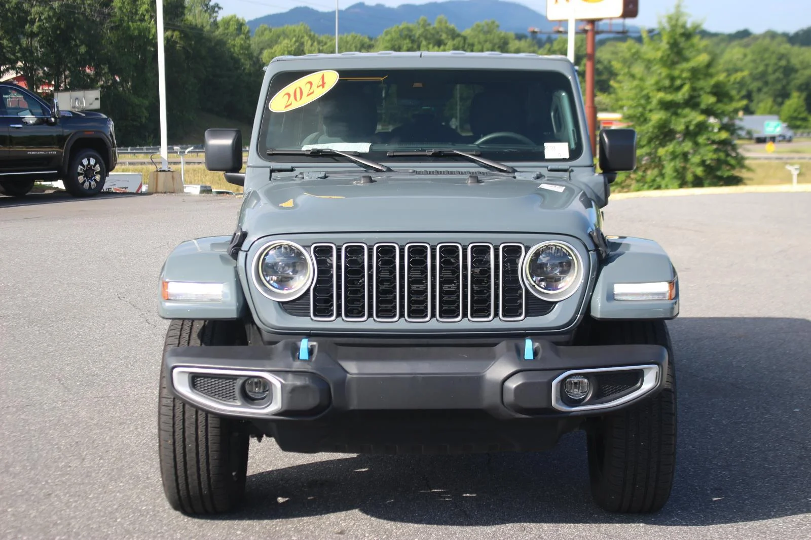 Used 2024 Grey Jeep Sahara image 2