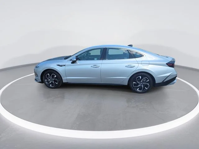 Used 2025 Silver Hyundai SEL image 5