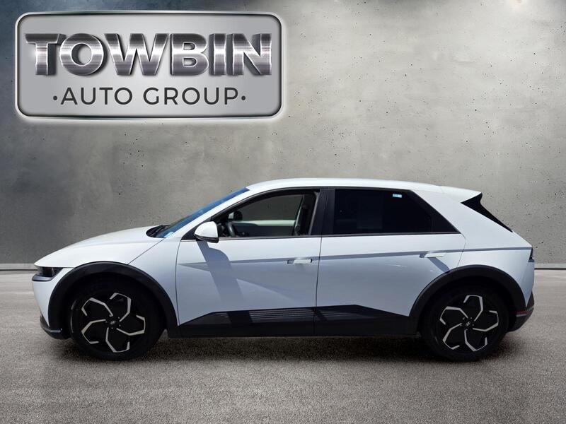 Used 2023 White HYUNDAI SE RWD image 7