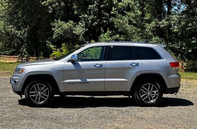 Used 2018 Billet Silver Metallic Clearcoat Jeep Limited image 6