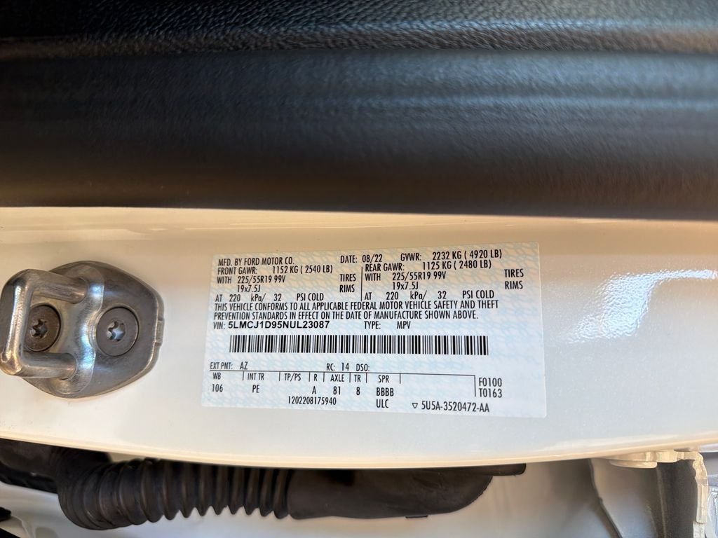 Used 2022 White Lincoln Standard image 12