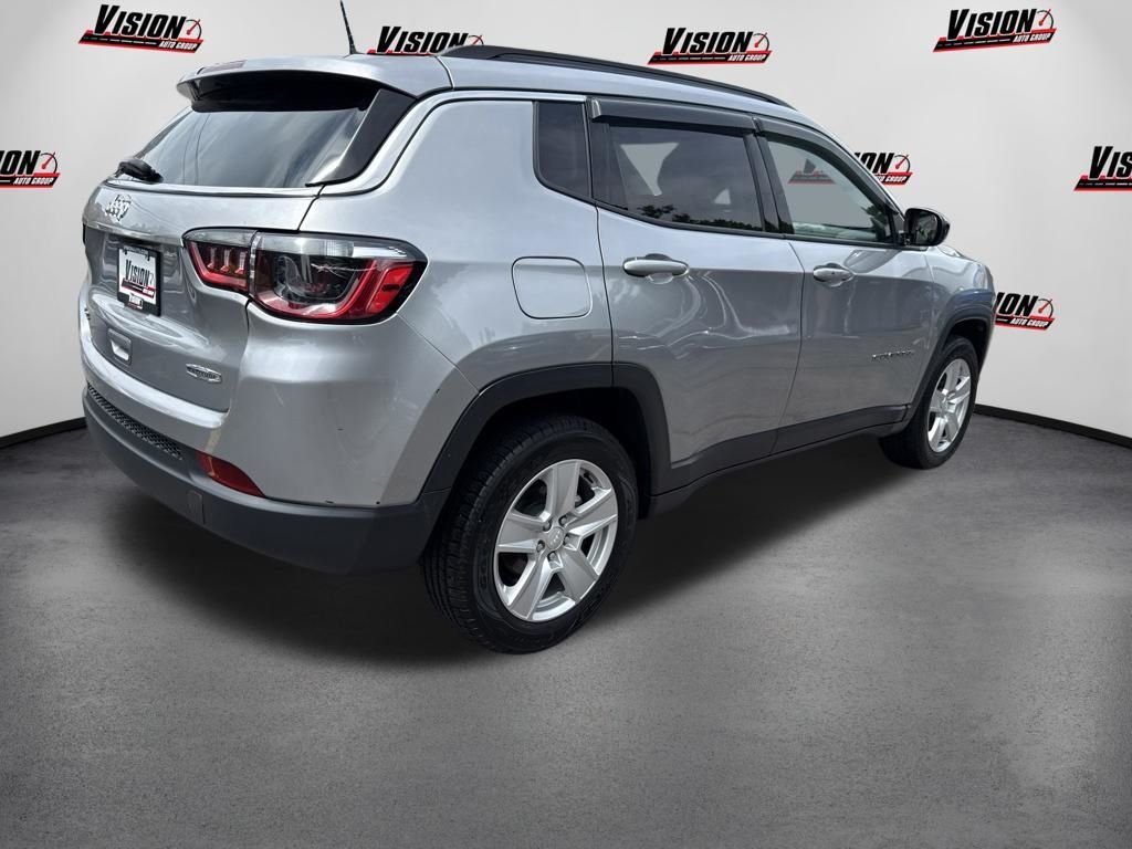 Used 2022 Silver Jeep Latitude image 5