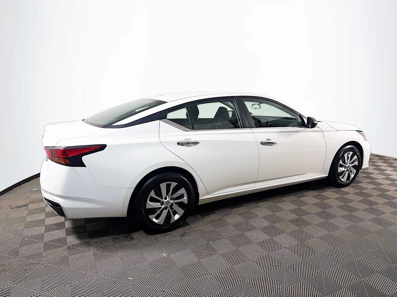 Certified Used 2025 Glacier White Nissan S image 4