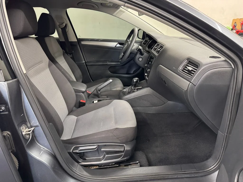Used 2018 Gray Volkswagen 1.4T S image 26