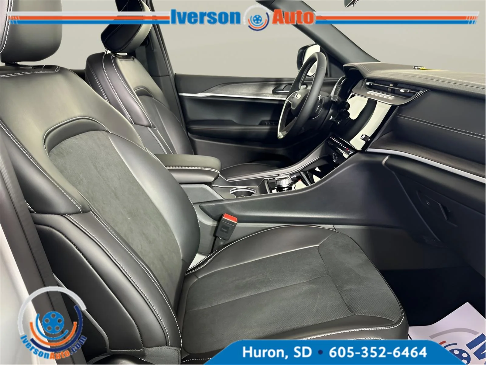 New 2026 Silver Zynith Exterior Paint Jeep Laredo Altitude image 30