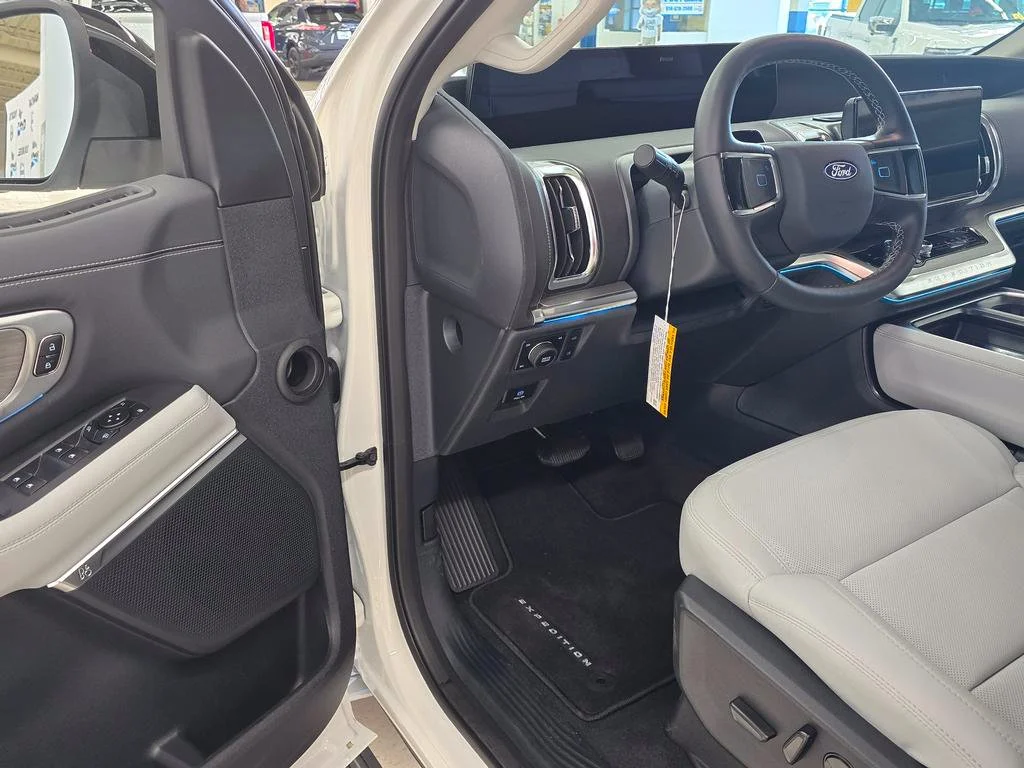 New 2027 Star White Metallic Tri-Coat Ford MAX Platinum image 11