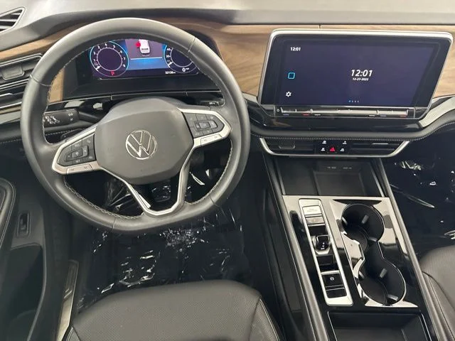 Used 2024  Volkswagen 2.0T SE w/Technology image 24
