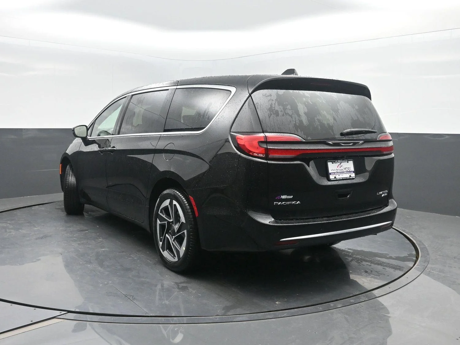 New 2027 Diamond Black Crystal Pearl-Coat Exterior Paint Chrysler Limited image 46