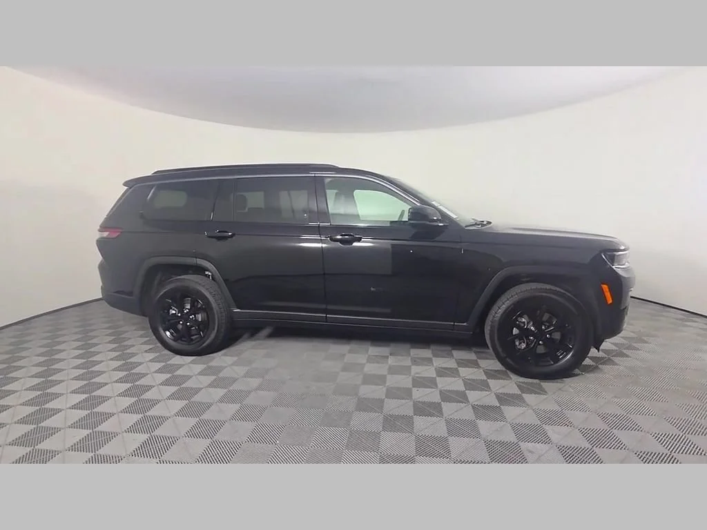 New 2026 Diamond Black Crystal Pearl-Coat Exterior Paint Jeep Laredo Altitude image 22