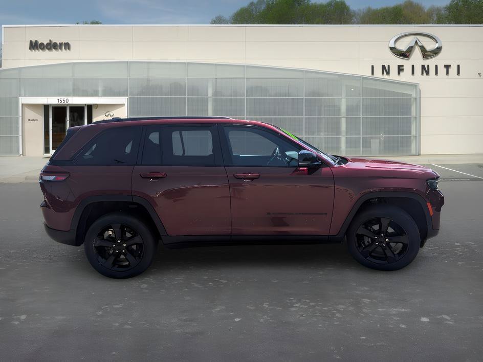 Used 2023 Velvet Red Pearlcoat Jeep Altitude image 3