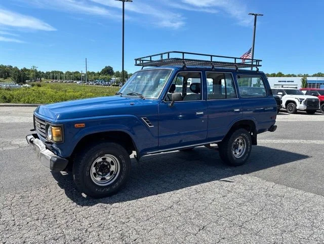 Used 1987 White Toyota Base image 3