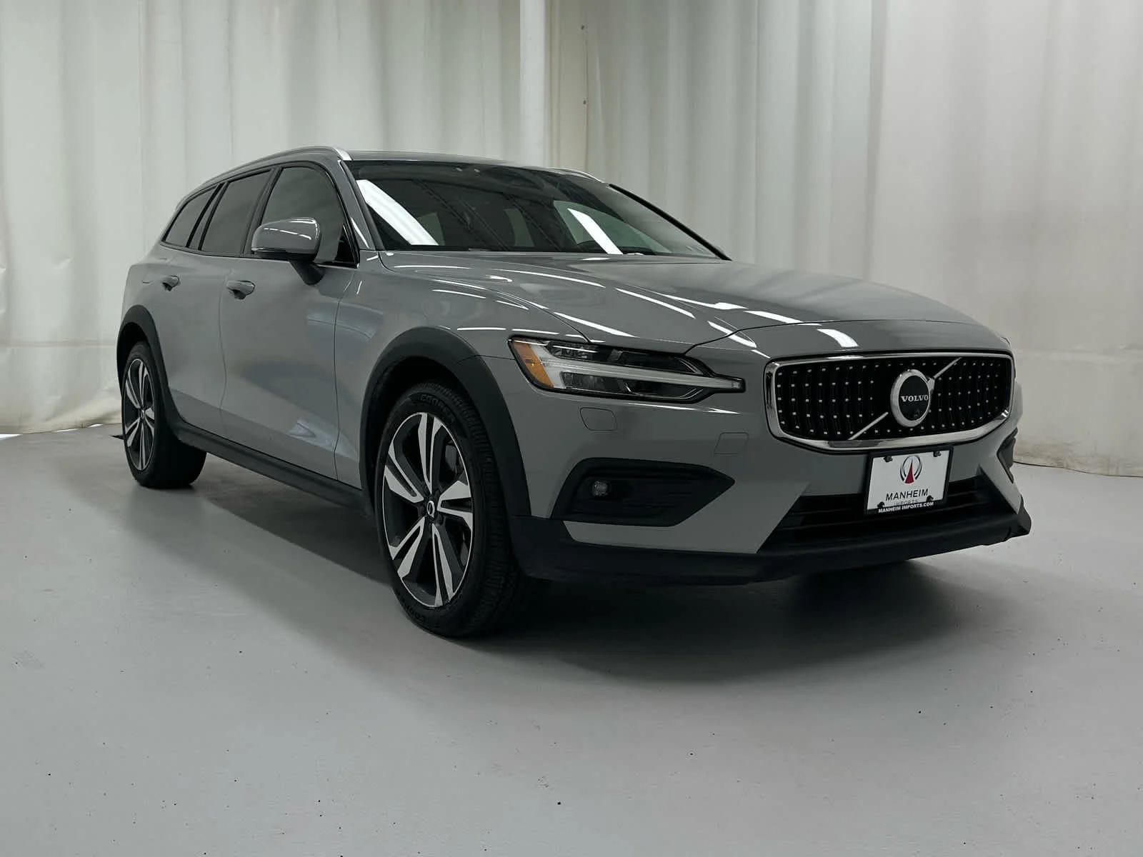 Used 2024 Vapour Grey Metallic Volvo Plus image 1
