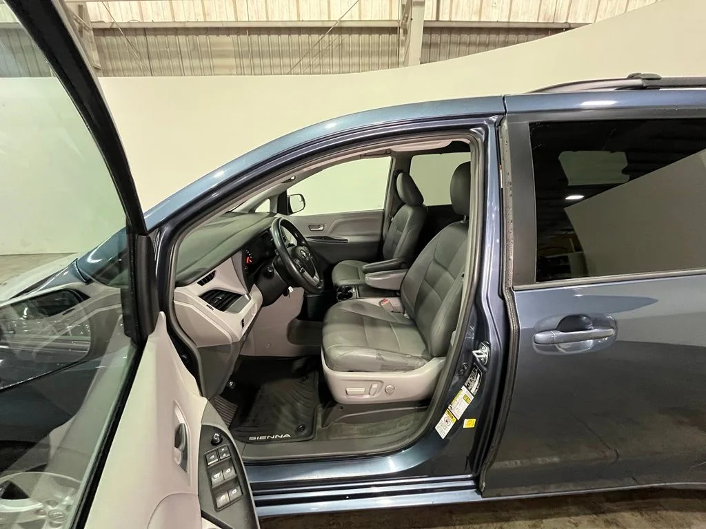 Used 2015 Blue Toyota LE image 17