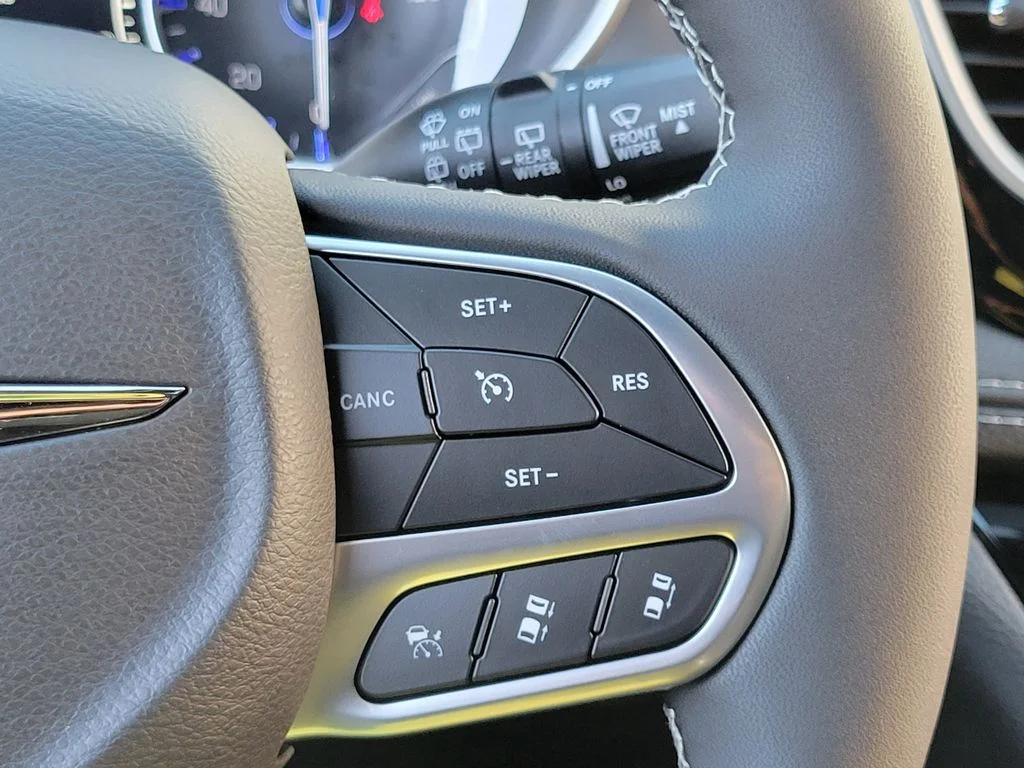New 2026 Diamond Black Crystal Pearl-Coat Exterior Paint Chrysler Select image 6