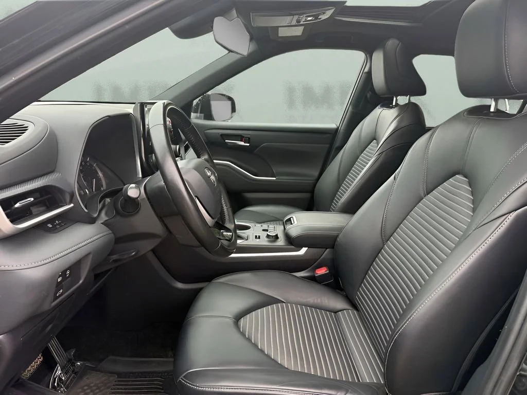 Used 2023  Toyota L image 9