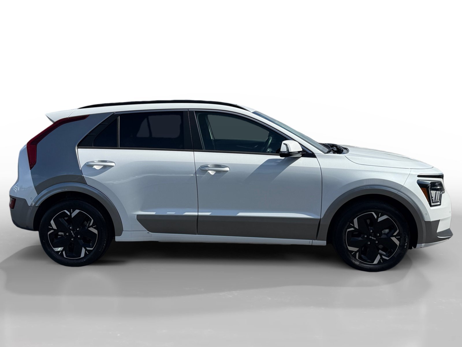 Used 2023 Snow White Pearl Kia Wave image 6