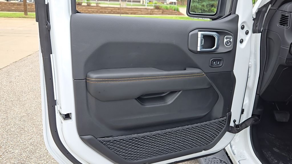 New 2026 Bright White Clear-Coat Exterior Paint Jeep Sahara image 8