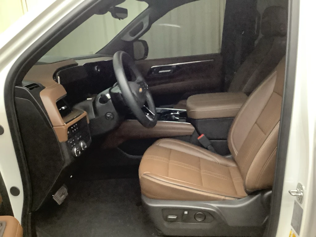 Used 2025 IRIDESCENT PEARL TRICOAT Chevrolet High Country image 16