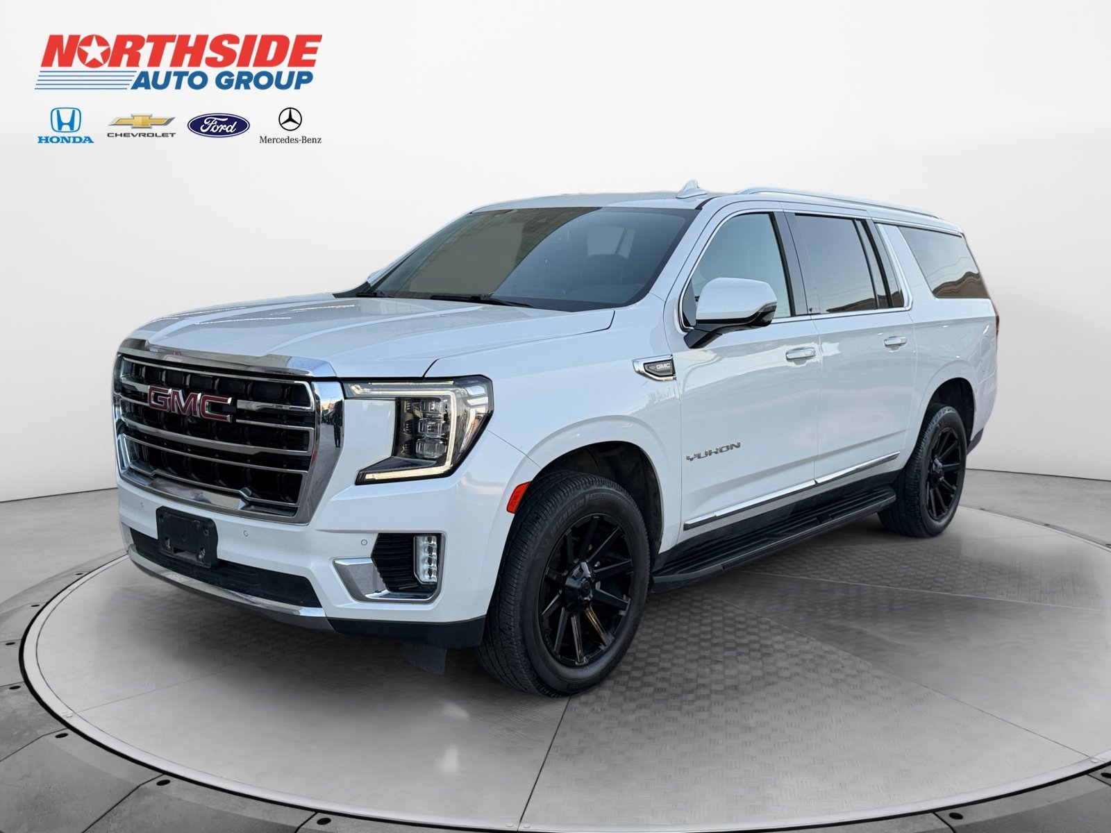 Used 2022 White Frost Tricoat GMC SLT image 3