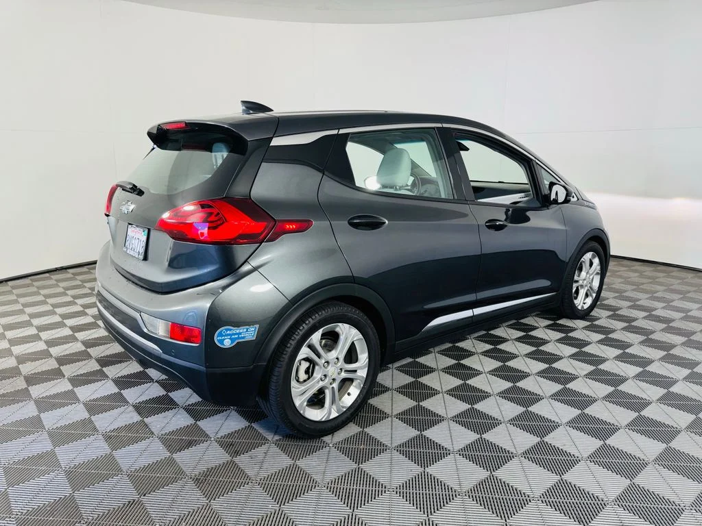 Used 2021 Gray Chevrolet LT image 25