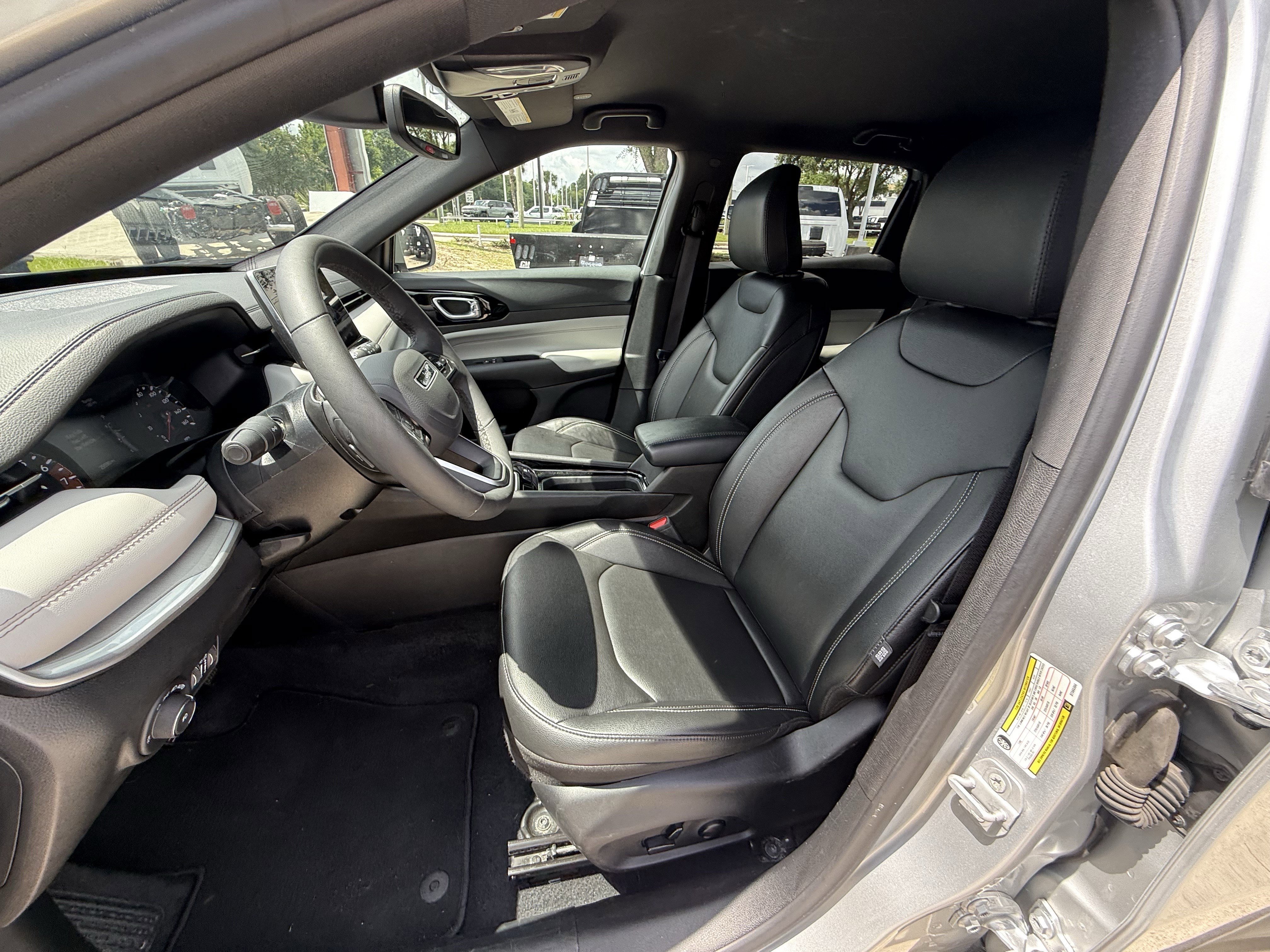 Used 2025 Silver Zynith Metallic Clearcoat Jeep  image 26