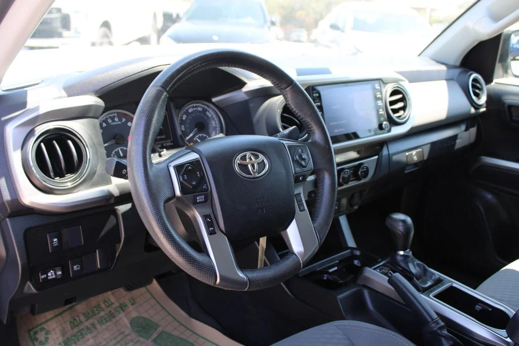 Used 2022 White Toyota SR5 image 27
