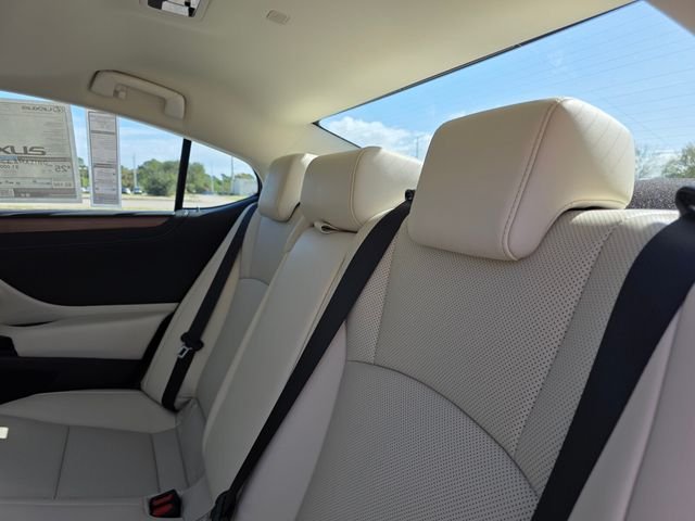 2025 Lexus ES 350 - Photo 16
