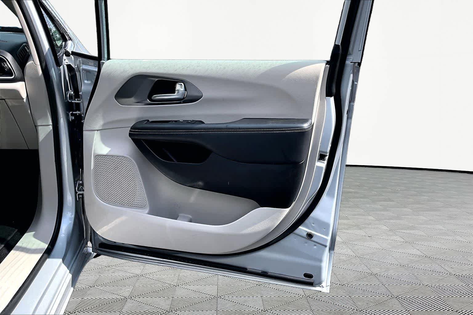 Used 2024 Silver Mist Clearcoat Chrysler Touring L image 23