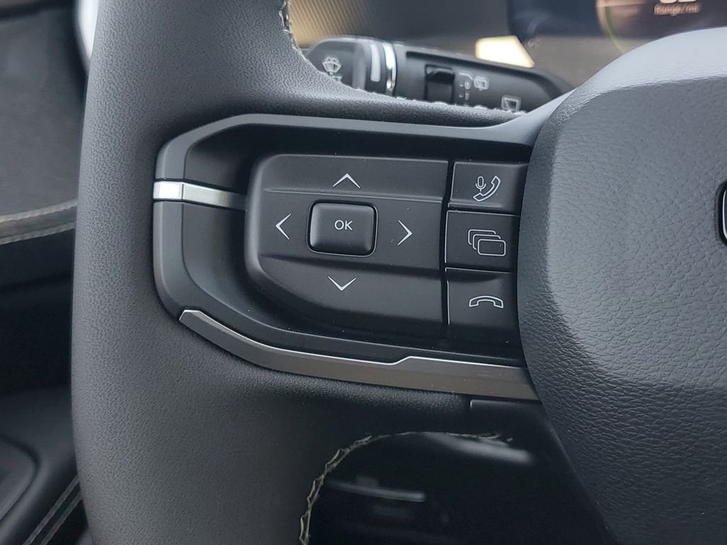 New 2026 Diamond Black Crystal Pearl-Coat Exterior Paint Jeep Laredo image 21