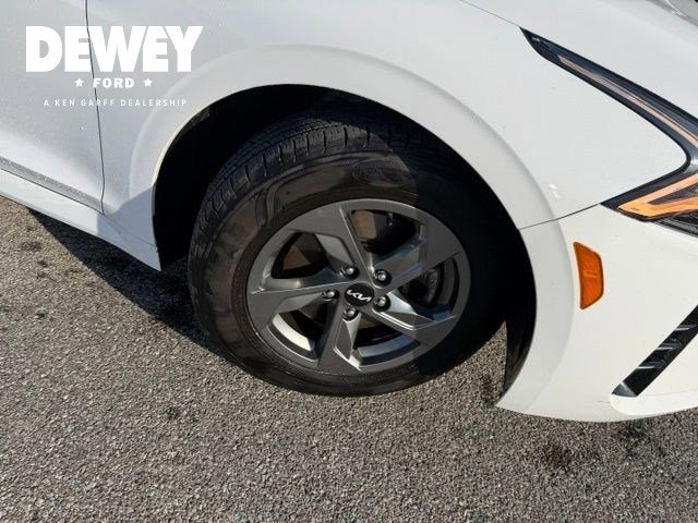 Used 2022 Glacial White Pearl Kia LXS image 15