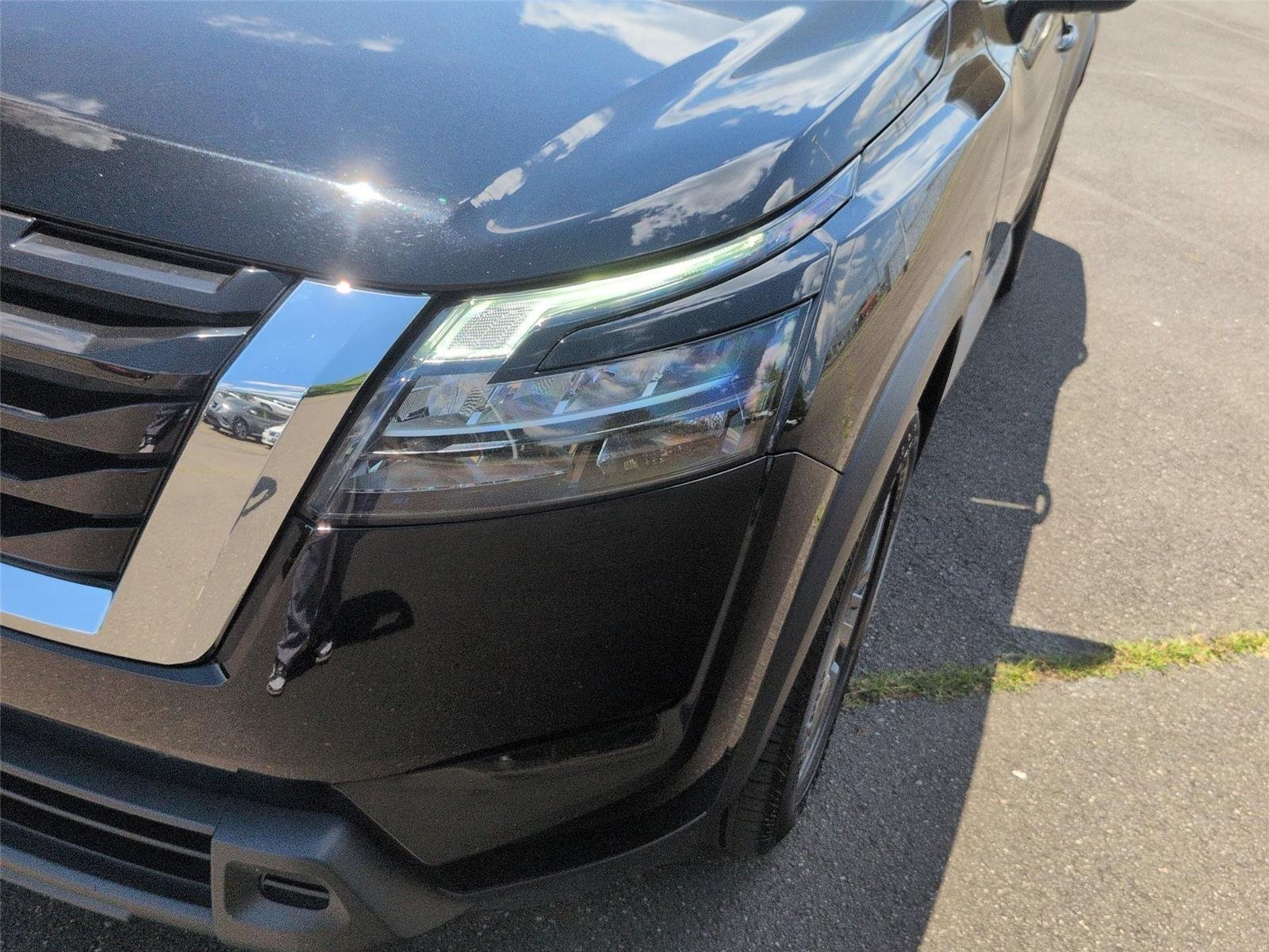 Used 2024  NISSAN SV image 9