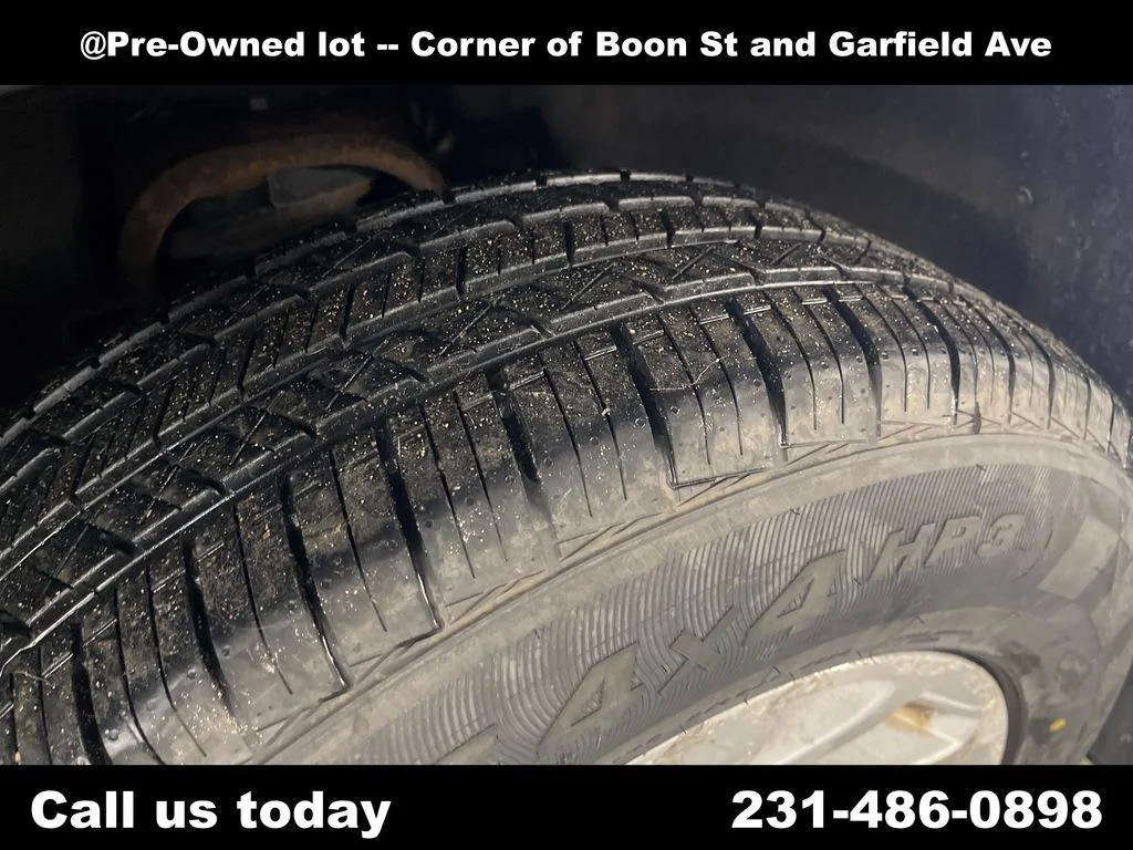 Used 2015 Silver GMC SLT image 12