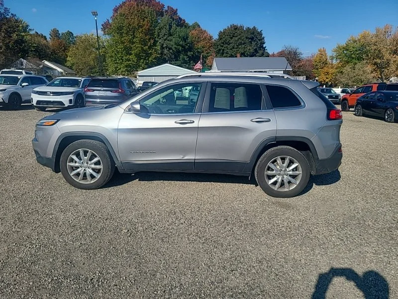 Used 2016 Silver Jeep Limited image 3