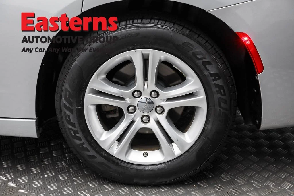 Used 2022 Silver Dodge SXT image 8