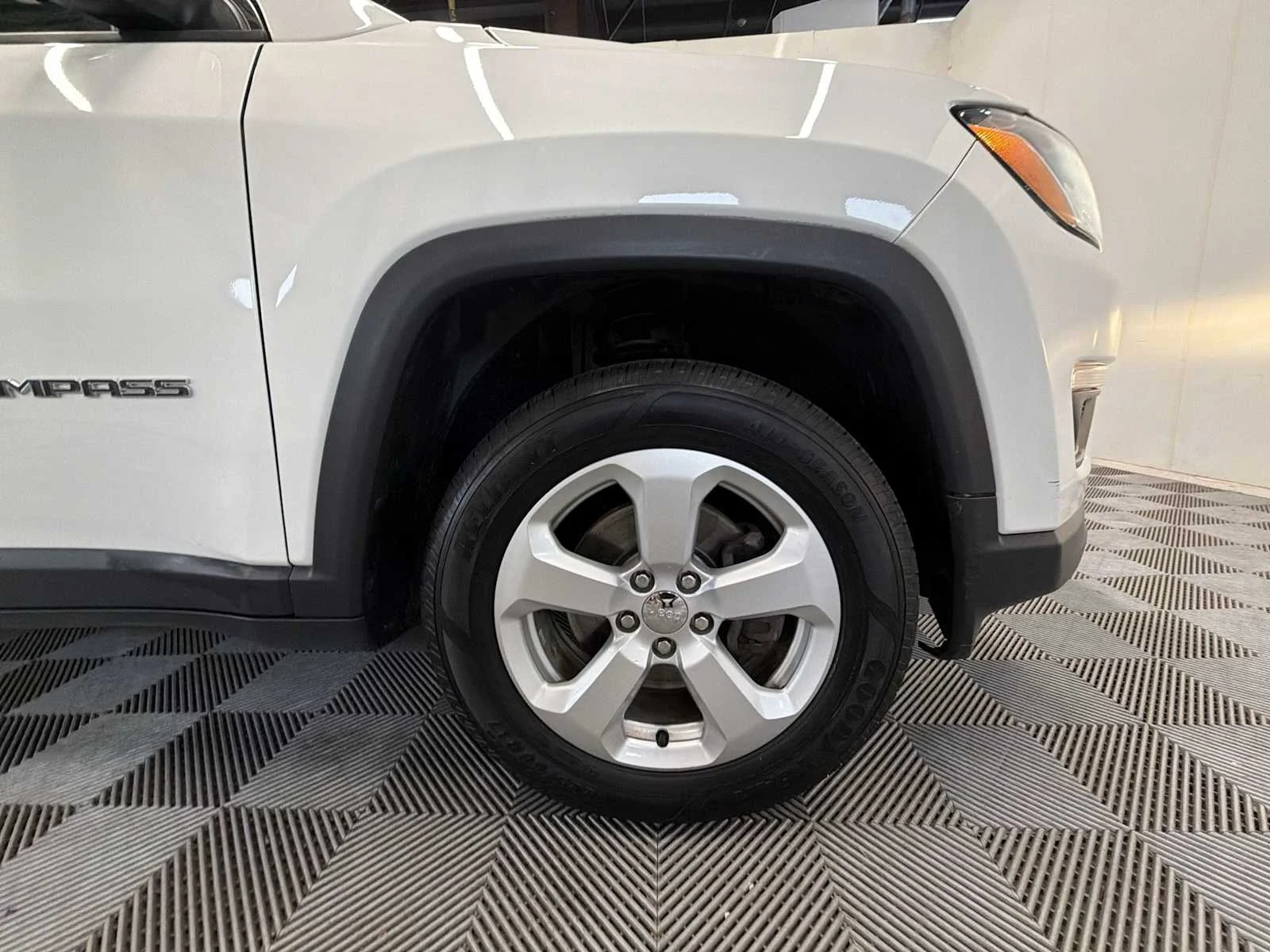 Used 2020 White Clearcoat Jeep Latitude image 18
