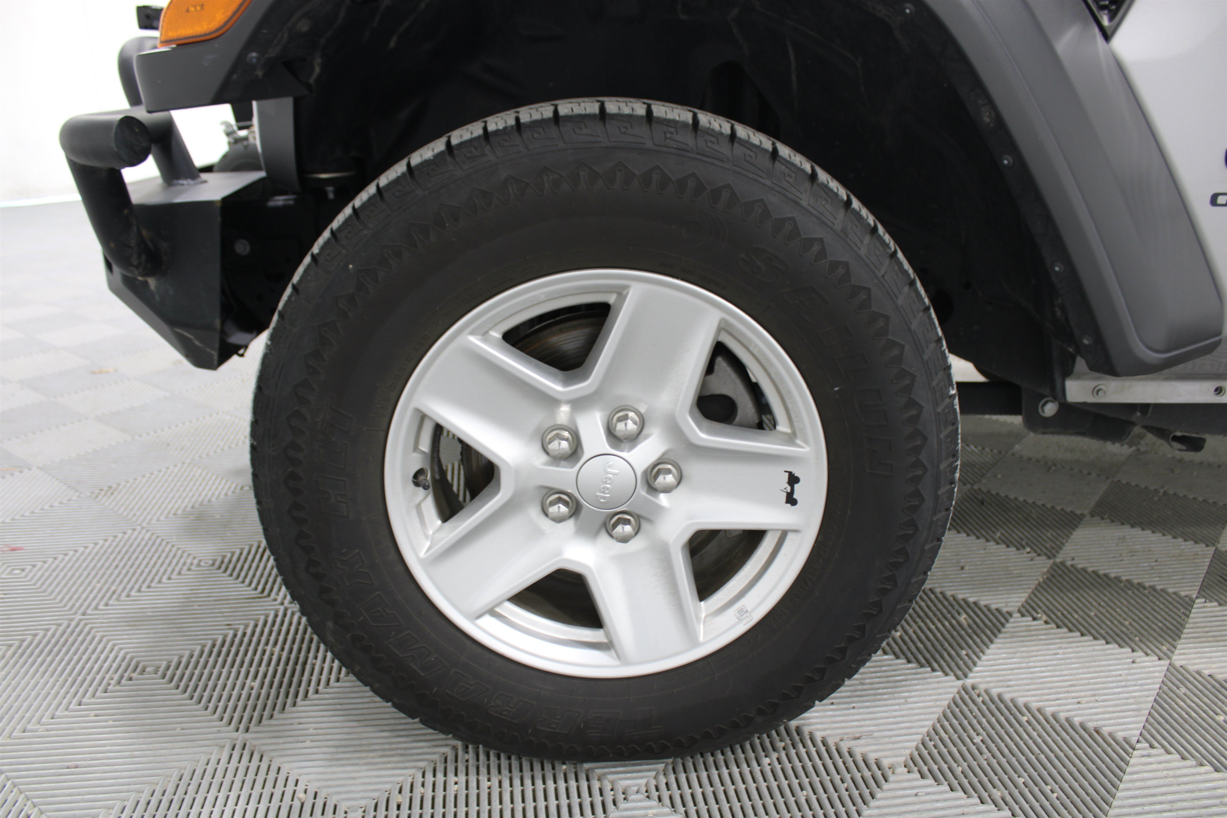 Used 2020 Billet Silver Metallic Clearcoat Jeep Sport S image 32