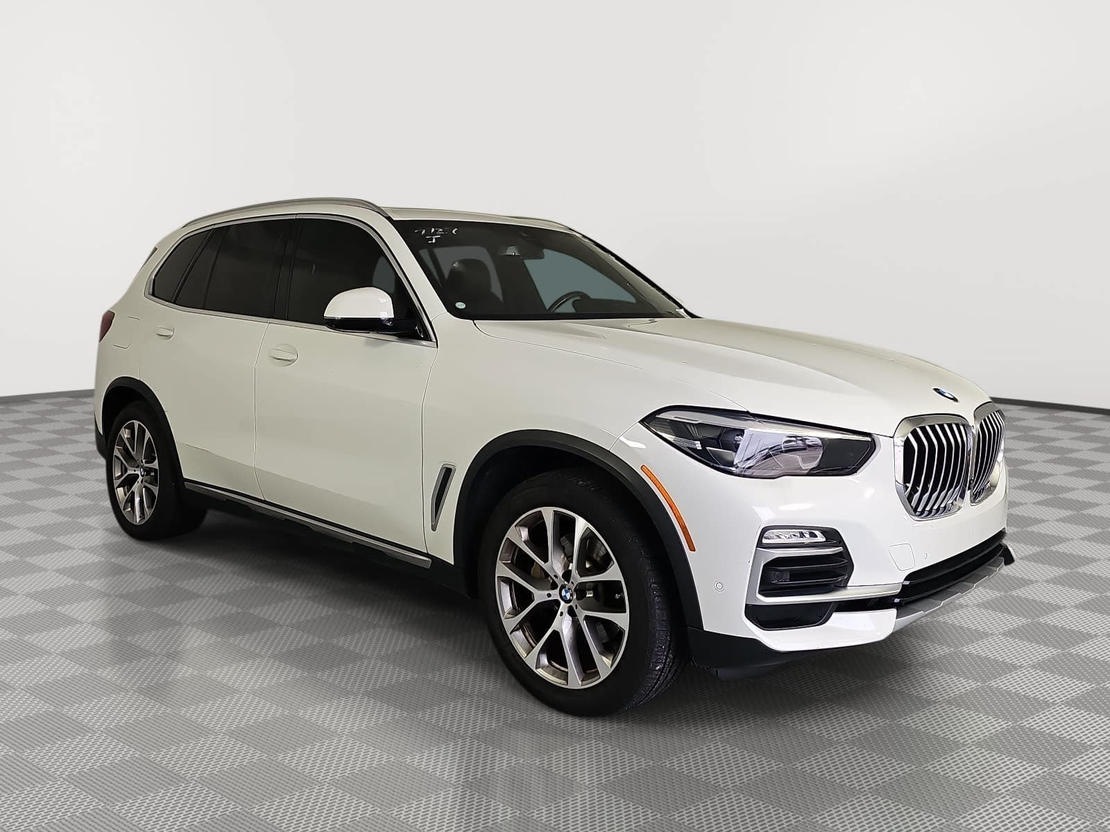 Used 2021 White BMW xDrive40i image 2