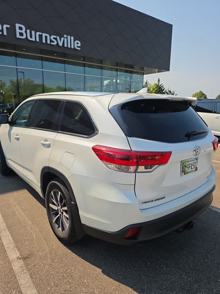 Used 2017 Blizzard Pearl Toyota XLE image 3