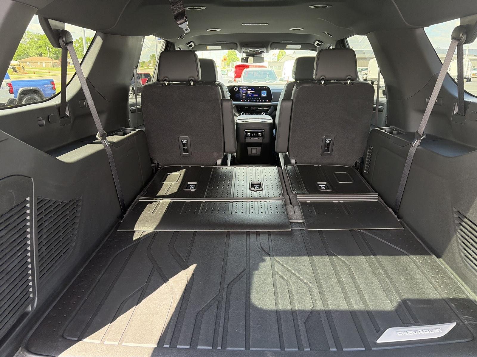 2026 Chevrolet Suburban LT - Photo 9