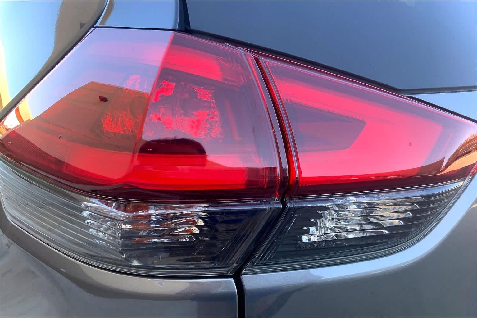 Used 2018 Gun Metallic Nissan SL image 28