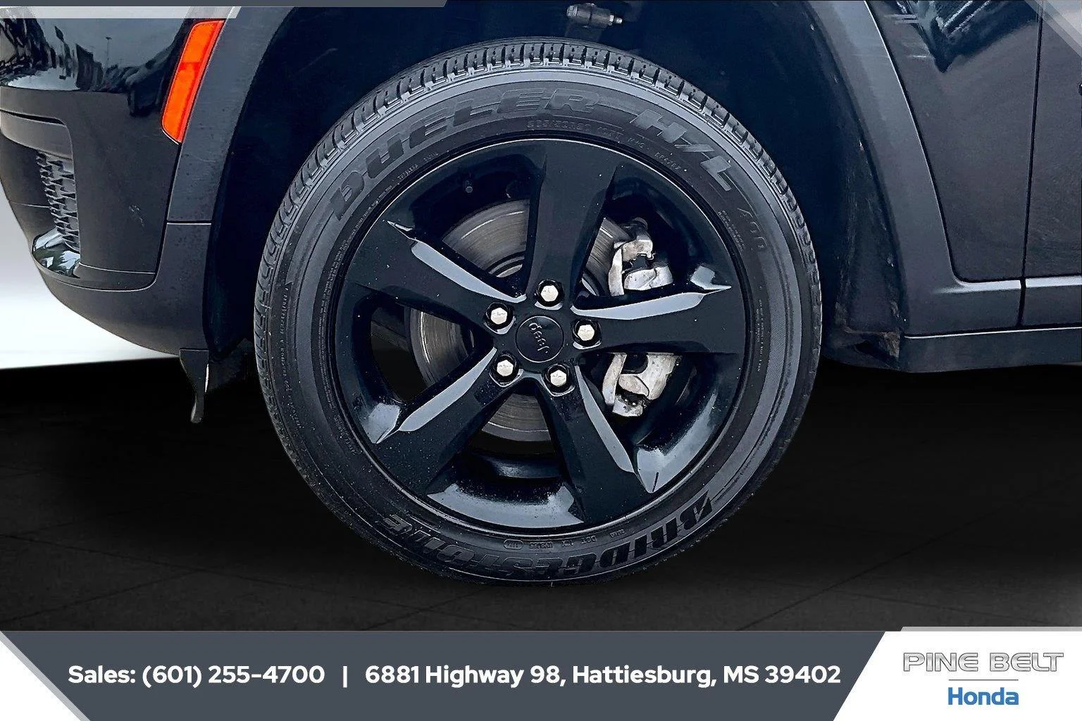 Used 2023 Diamond Black Crystal Pearlcoat Jeep Altitude image 7