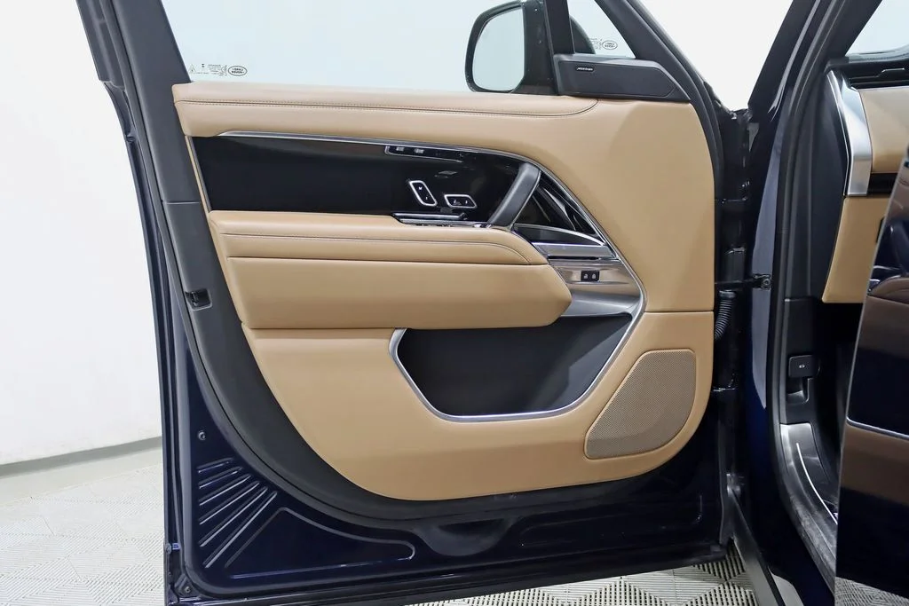 Used 2023  Land Rover SE image 34