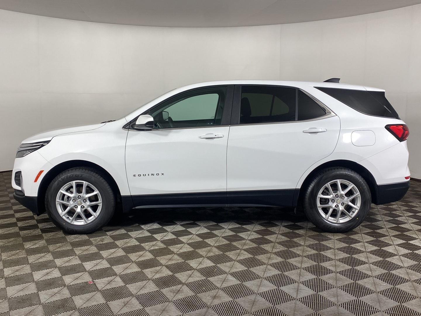 Used 2024 Summit White Chevrolet LT image 10