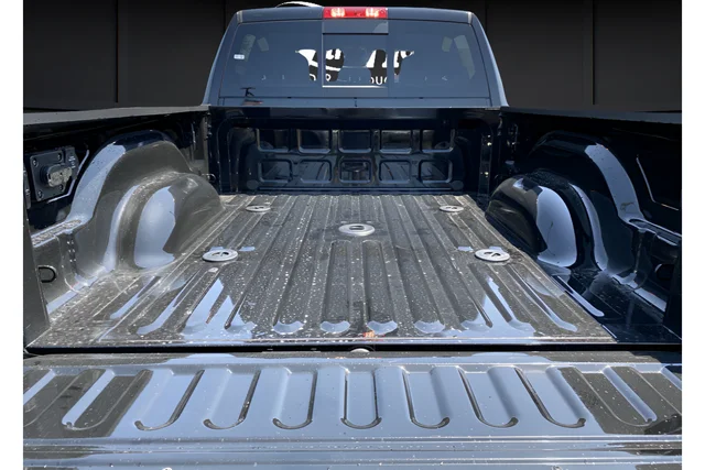 New 2025 Diamond Black Crystal Pearl-Coat Exterior Paint RAM Tradesman image 13